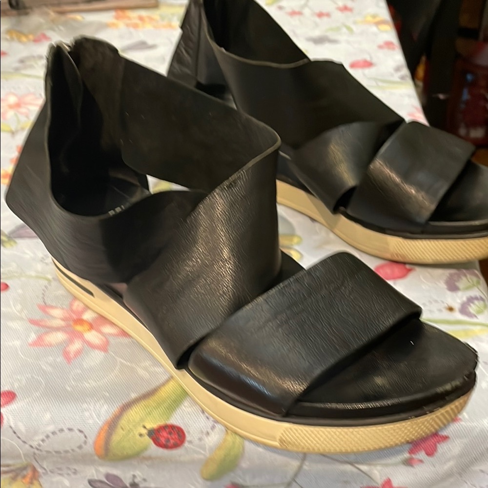 Black Minimalist Leather Sandals by Eileen Fisher